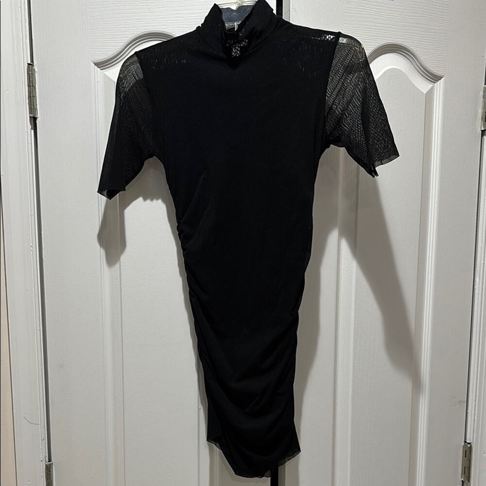 Cache M black 💯 nylon stretch soft turtleneck worn once side rushing euc